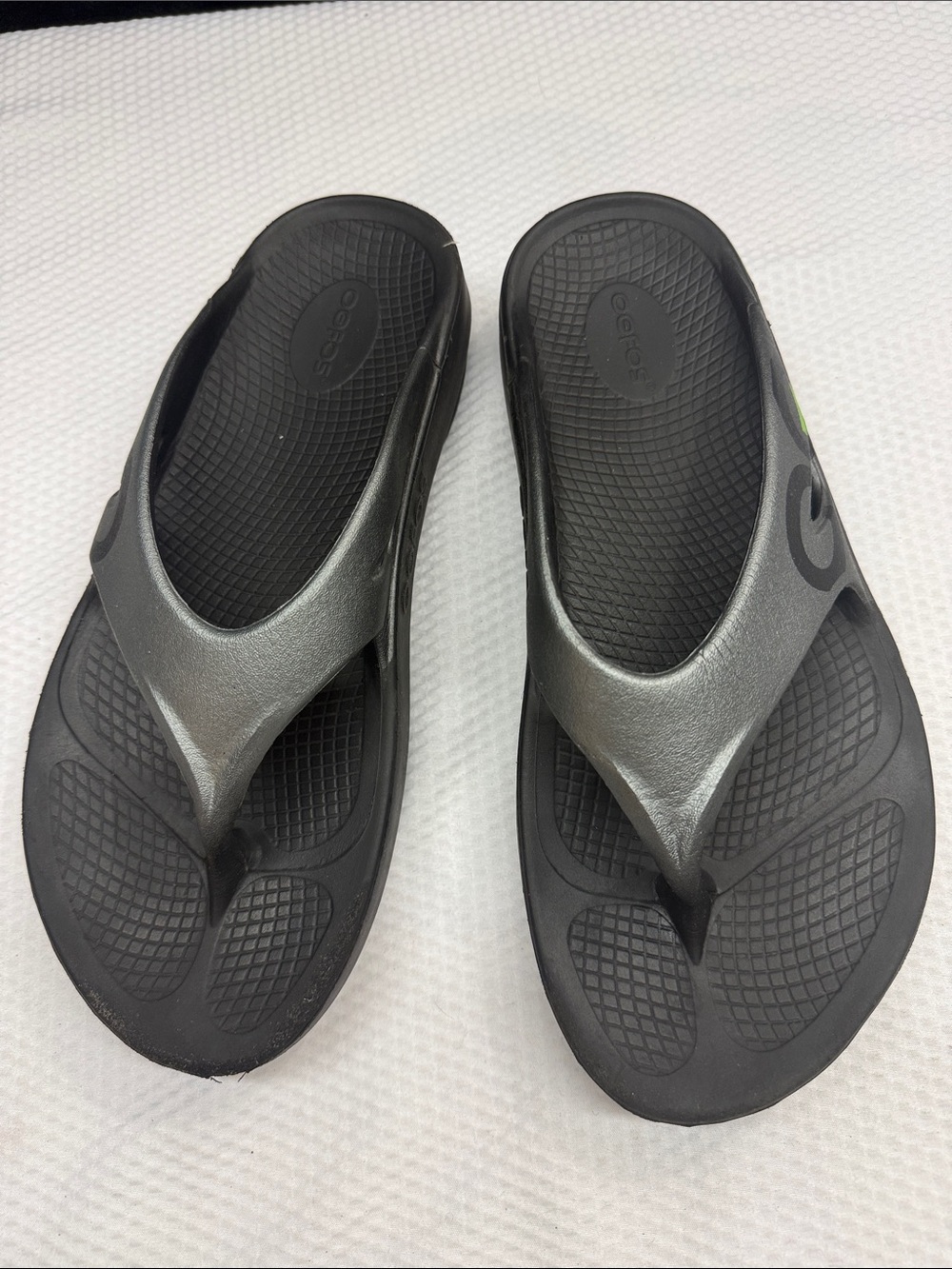 Oofos unisex Black & Silver Thong Sandals
Men’s - 10. Women’s -12